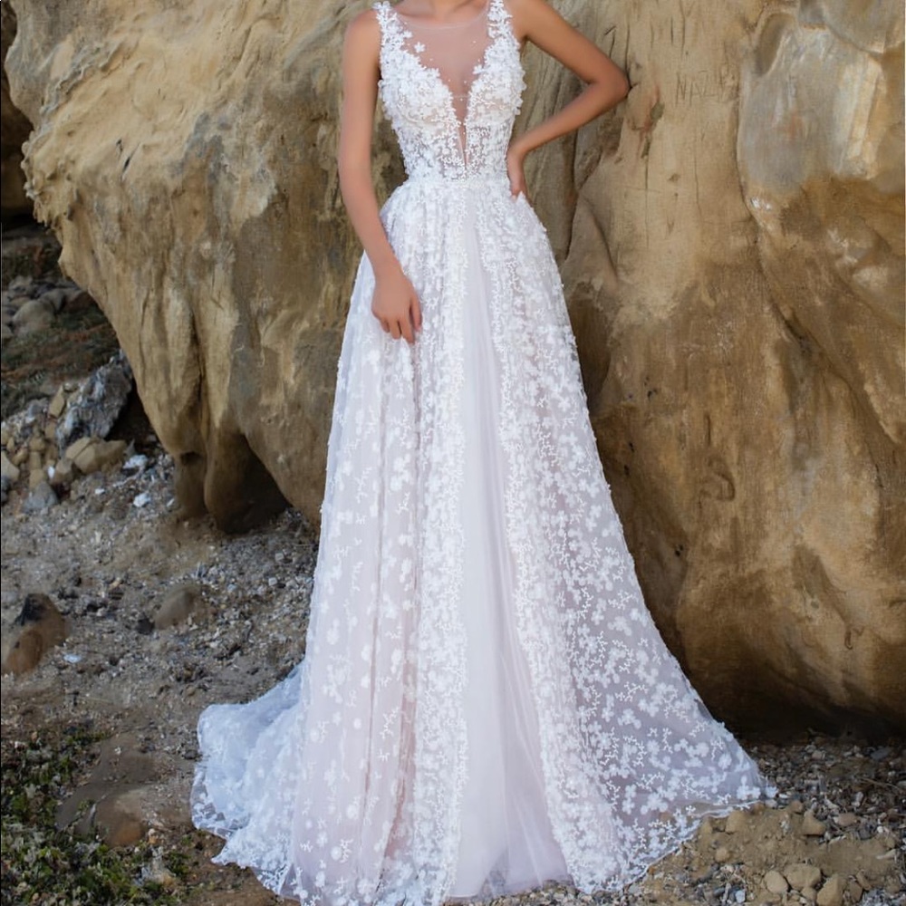Daria Karlozi Wedding Dress and Veil